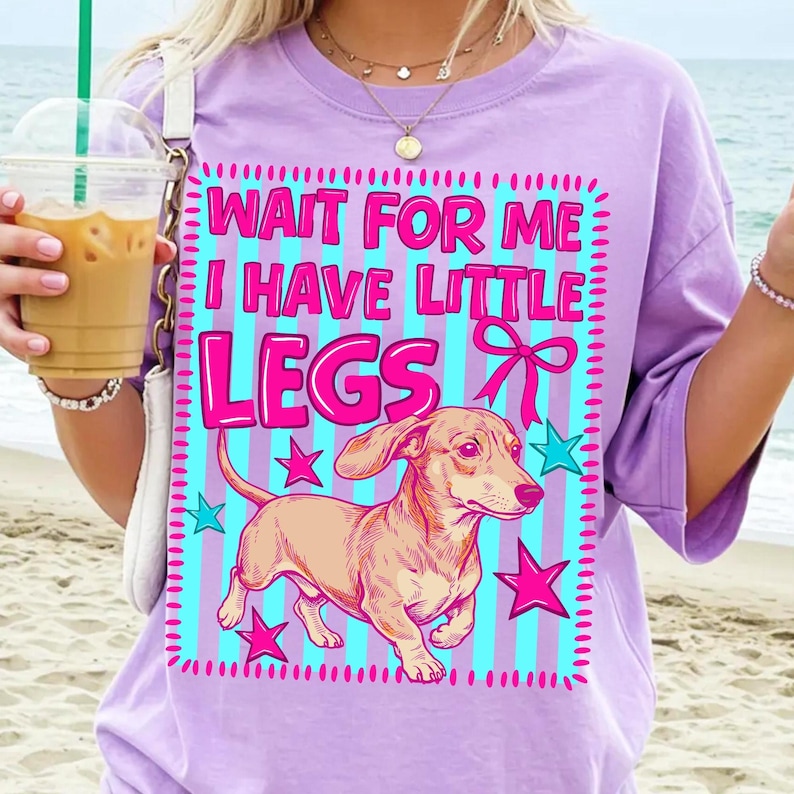 Vibrant 'Wait For Me I Have Little Legs' Dachshund PNG design with pink and teal retro colors.